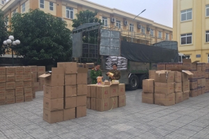 Hà Nội: Phát hiện hơn 10 tấn bánh kẹo không rõ nguồn gốc chuẩn bị được đem bán cho học sinh tại các cổng trường