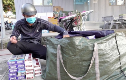 Bắt quả tang 2 đối tượng sử dụng xe mô tô vận chuyển 1.700 bao thuốc lá lậu