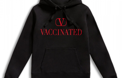 Valentino cùng UNICEF ra đời áo hoodie ủng hộ tiêm chủng ngừa Covid toàn cầu