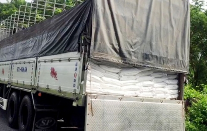 Bắt giữ 2 xe tải chở gần 8 tấn hóa chất và 630 lít dầu thủy lực không rõ nguồn gốc