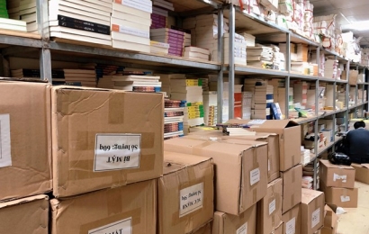 Phát hiện hàng ngàn cuốn sách nghi in lậu tại 2 cửa hàng và kho sách