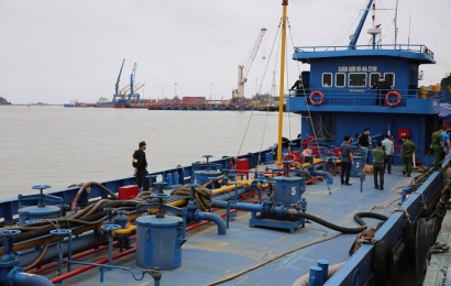 Mật phục bắt giữ tàu chở 1 triệu lít xăng dầu lậu