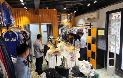 Hà Nội: Thu giữ nhiều sản phẩm nhập lậu tại cửa hàng thời trang 1990 Unisex