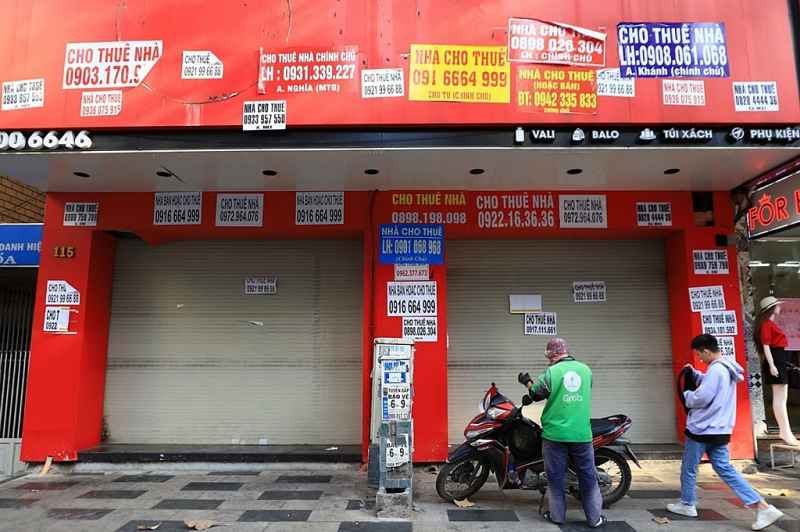 Nhiều cửa h&agrave;ng, doanh nghiệp phải đ&oacute;ng cửa, trả mặt bằng v&igrave; kinh doanh ế ẩm m&ugrave;a dịch Covid-19.
