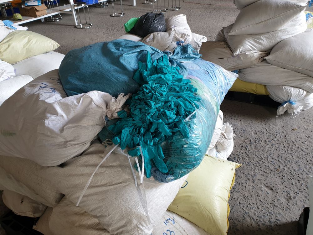 Ph&aacute;t hiện cơ sở t&aacute;i chế hai triệu găng tay y tế đ&atilde; qua sử dụng chuẩn bị tuồn ra thị trường.