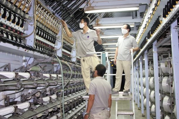 Công nhân vận hành xưởng filament của VNPOLY và chuyên gia của SSFC.