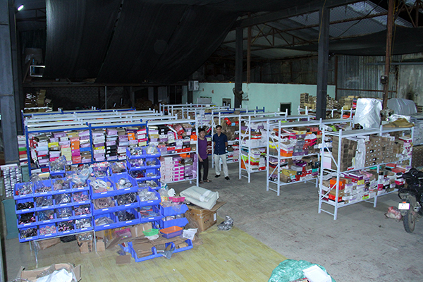 To&agrave;n cảnh kho h&agrave;ng chứa gi&agrave;y d&eacute;p kh&ocirc;ng r&otilde; nguồn gốc.