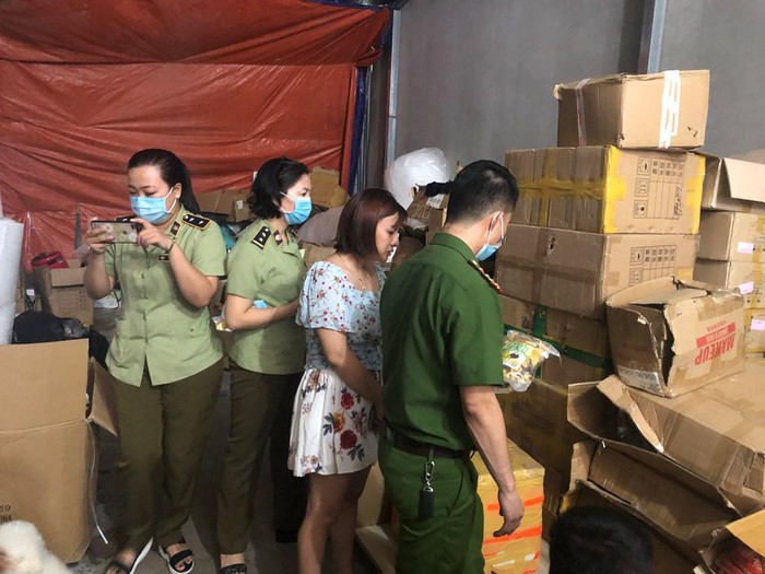 Lực lượng chức năng kiểm tra h&agrave;ng h&oacute;a (Ảnh: TCQLTT).