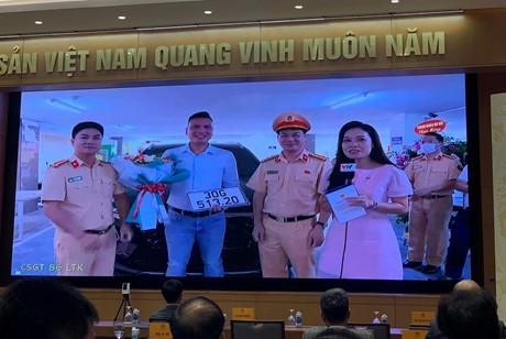 Phòng CSGT Hà Nội trao biển số ô tô cho anh Nguyễn Việt Hưng - công dân đầu tiên thực hiện thành công dịch vụ công thứ 1.000 trên Cổng Dịch vụ công quốc gia.