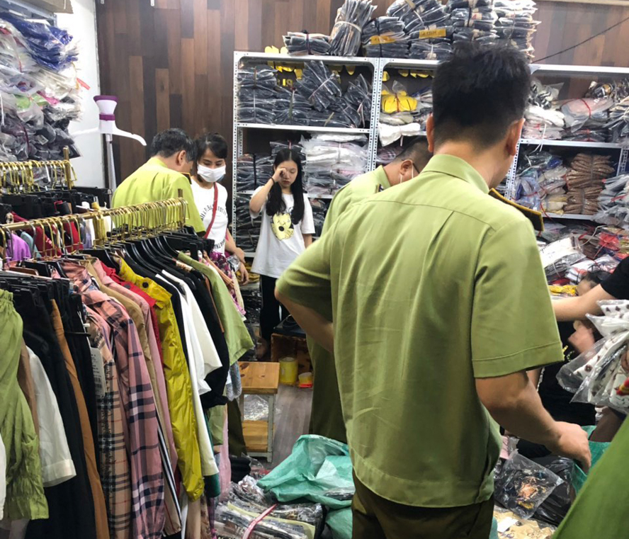 Đo&agrave;n kiểm tra đ&atilde; tạm giữ to&agrave;n bộ số h&agrave;ng h&oacute;a tr&ecirc;n để tiếp tục x&aacute;c minh v&agrave; xử l&yacute; theo quy định