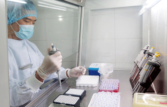 Nghi&ecirc;n cứu bộ sinh phẩm x&eacute;t nghiệm virus SARS-CoV-2 tại ph&ograve;ng th&iacute; nghiệm ở Đại học Khoa học-Đại học Th&aacute;i Nguy&ecirc;n.