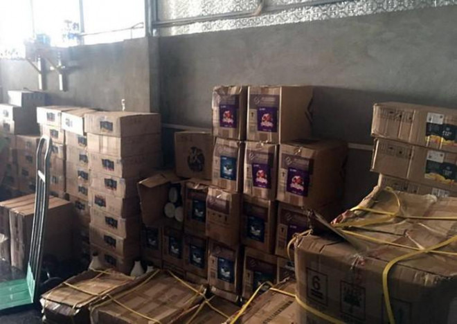 Kho h&agrave;ng chứa gần 10 tấn nguy&ecirc;n liệu l&agrave;m tr&agrave; sữa, siro tr&aacute;i c&acirc;y.