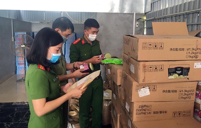 Lực lượng chức năng kiểm tra kho h&agrave;ng.