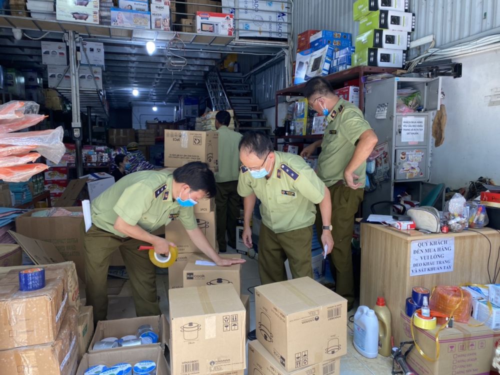 Lực lượng chức năng kiểm tra kho h&agrave;ng.