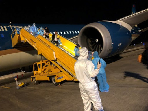 Kh&ocirc;i phục bay thương mại nhưng chưa cho kh&aacute;ch du lịch nhập cảnh.