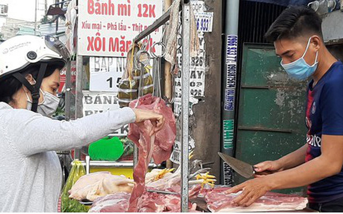 Lợn hơi giảm mạnh, gi&aacute; thịt ngo&agrave;i chợ vẫn giảm nhỏ giọt.