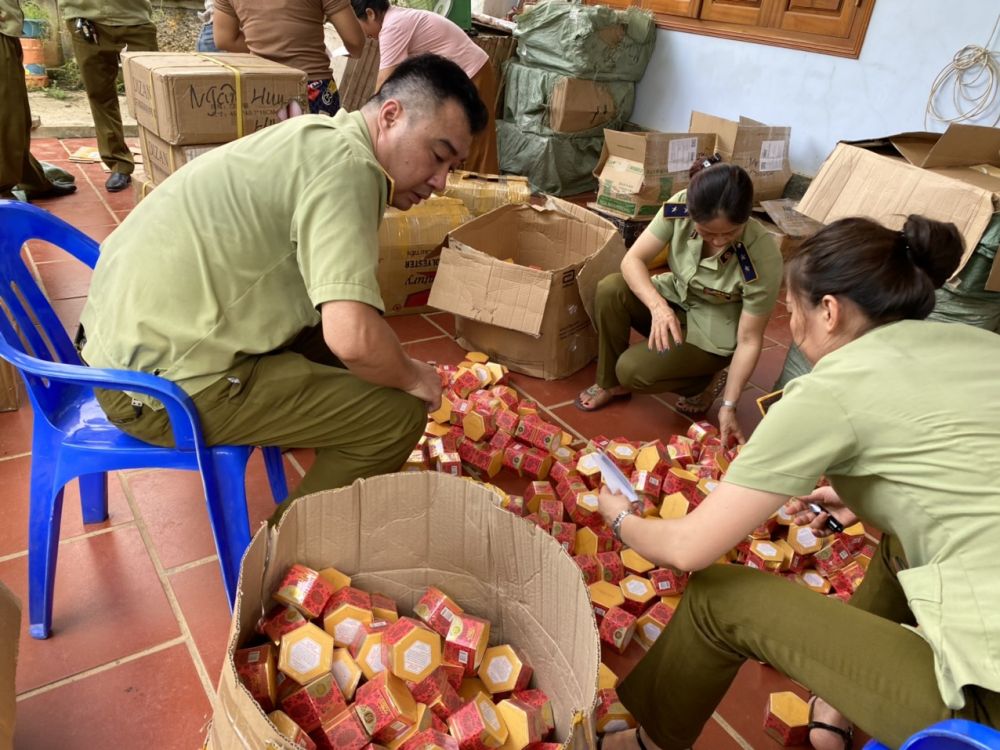 Lực lượng chức năng kiểm đếm h&agrave;ng h&oacute;a vi phạm.