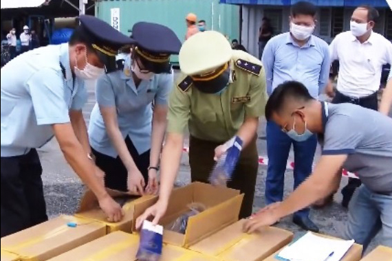 Lực lượng chức năng đang kiểm tra l&ocirc; h&agrave;ng.