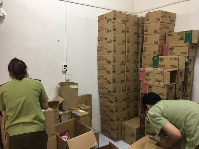 Lực lượng quản l&yacute; thị trường kiểm tra số h&agrave;ng ho&aacute; kh&ocirc;ng ho&aacute; đơn, chứng từ.