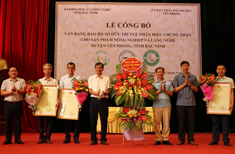 Lễ công bố văn bằng bảo hộ sở hữu trí tuệ nhãn hiệu chứng nhận cho sản phẩm nông nghiệp và làng nghề huyện Yên Phong.