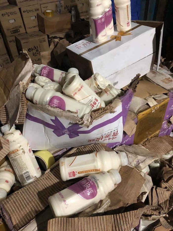 Kho hàng với gần 8.000 chai sữa chua không rõ nguồn gốc.