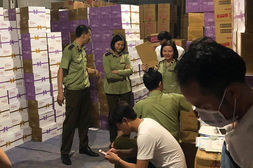 Lực lượng chức năng đang kiểm tra kho hàng.