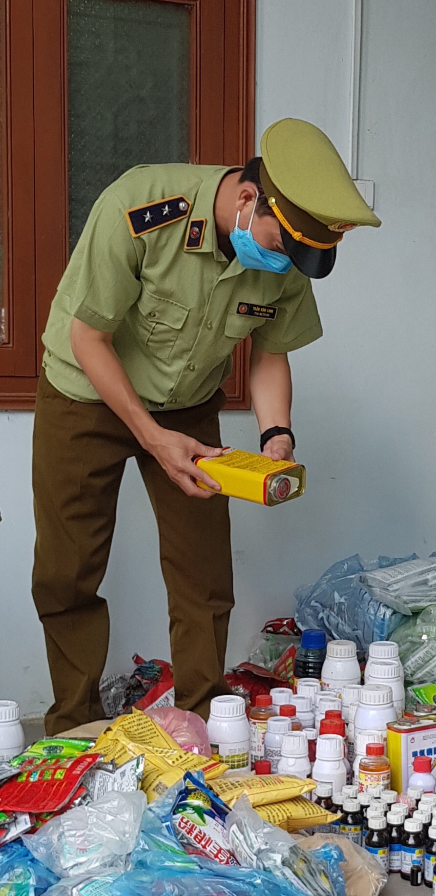 Kiểm tra h&agrave;ng ho&aacute; tang vật.