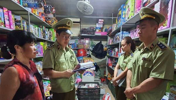 Cơ quan chức năng kiểm tra v&agrave; thu giữu h&agrave;ng vi phạm.