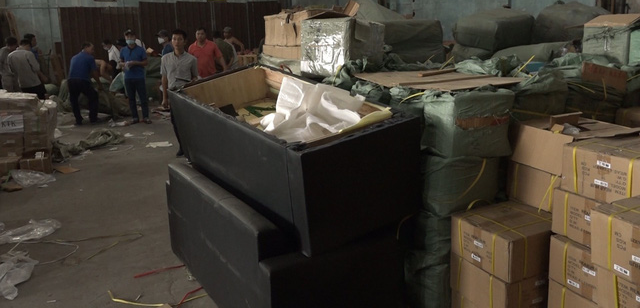 Lực lượng chức năng tiến h&agrave;nh kiểm tra kho h&agrave;ng lậu.