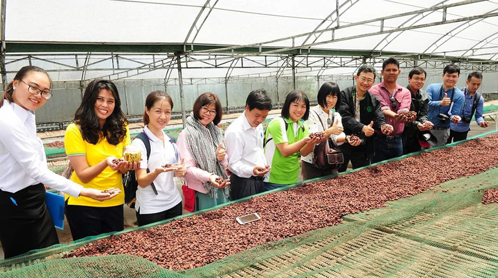 Du khách tham quan cơ sở sản xuất ca cao của Công ty TNHH Ca cao Trọng Đức.