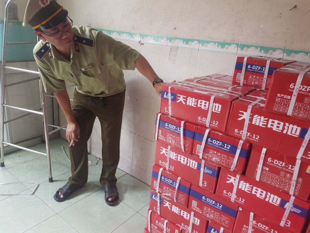 Lưc lượng chức năng đang kiểm đếm h&agrave;ng h&oacute;a vi phạm