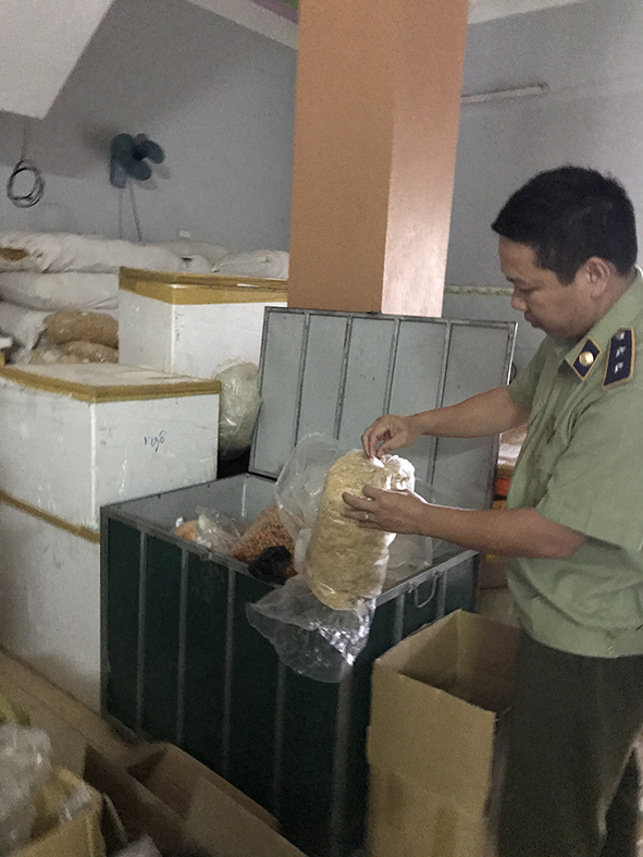 Lực lượng chức năng kiểm tra h&agrave;ng h&oacute;a vi phạm.