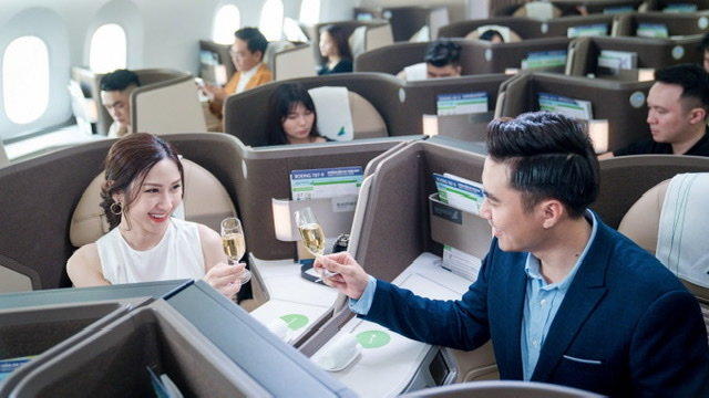Kh&aacute;ch h&agrave;ng hạng thương gia được Bamboo Airways chăm s&oacute;c chu đ&aacute;o với c&aacute;c dịch vụ từ mặt đất cho tới khi l&ecirc;n t&agrave;u bay.