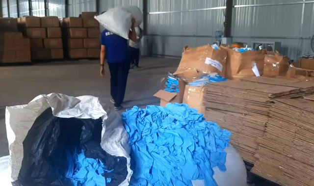 Hiện trường cơ sở tái chế găng tay y tế bằng chất tẩy rửa.