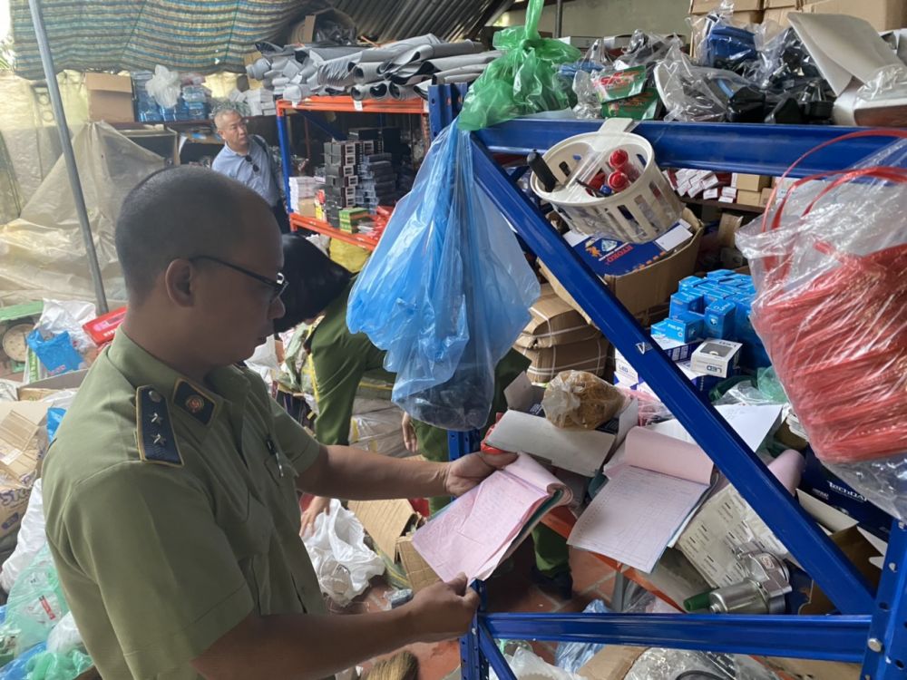 Lưc lượng chức năng kiểm tra h&agrave;ng h&oacute;a vi phạm.