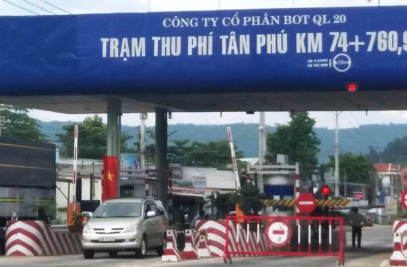 Trạm thu ph&iacute; T&acirc;n Ph&uacute;.