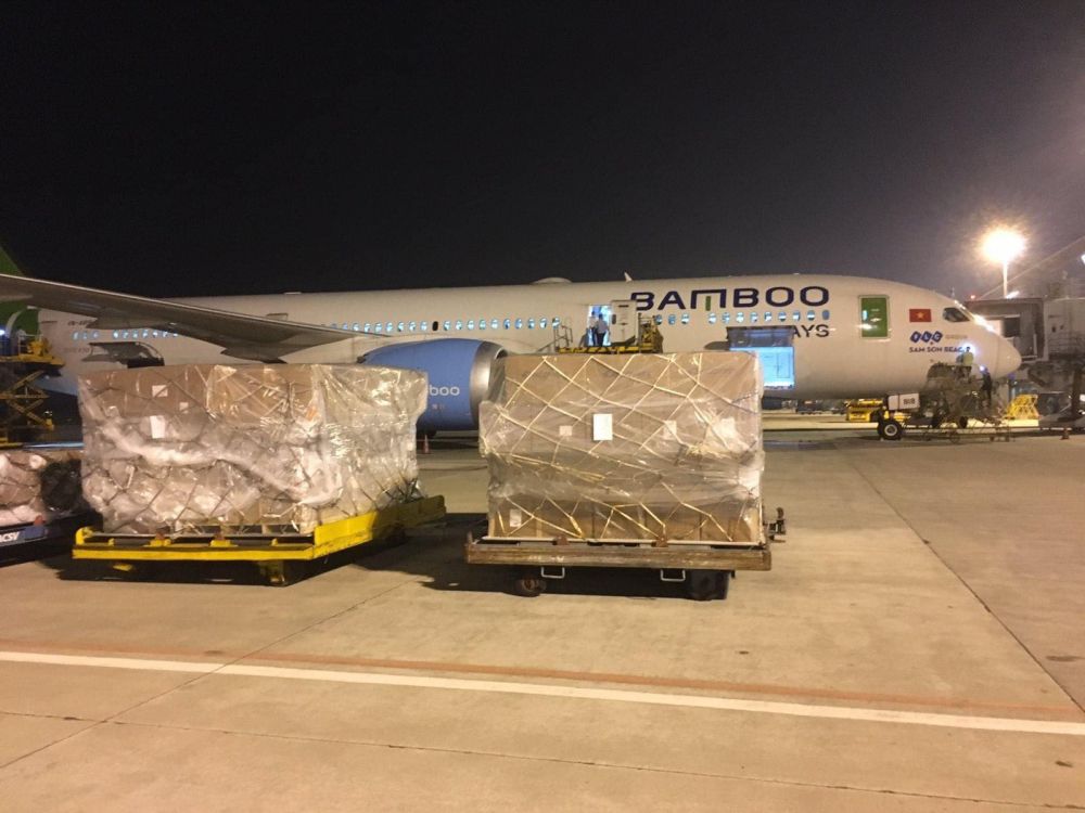Bamboo Airways vận chuyển miễn ph&iacute; h&agrave;ng cứu trợ đến miền Trung.