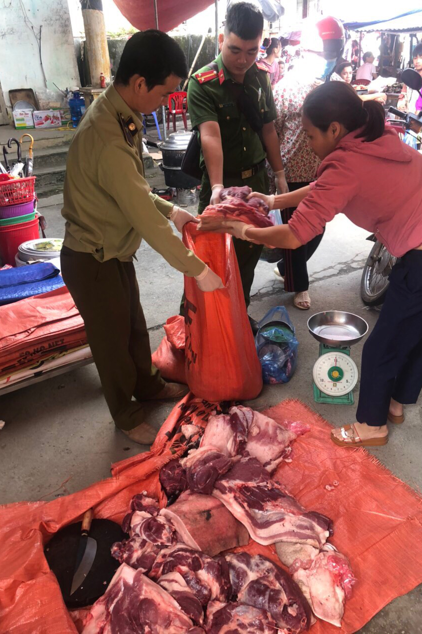 Lực lượng chức năng kiểm đếm số thịt lợn bốc m&ugrave;i.