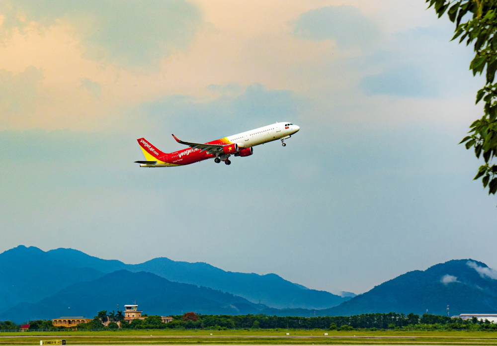 Vietjet hỗ trợ h&agrave;nh kh&aacute;ch đến v&agrave; đi khu vực miền Trung.