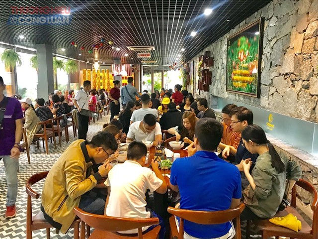 Nhà hàng Sabochi Tuệ Lâm hỗ trợ suất ăn miễn phí cho các đoàn cứu trợ.