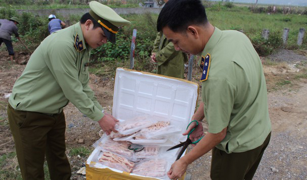 Lực lượng chức năng tiến hành tiêu hủy toàn bộ số chân gà theo đúng quy định của pháp luật.