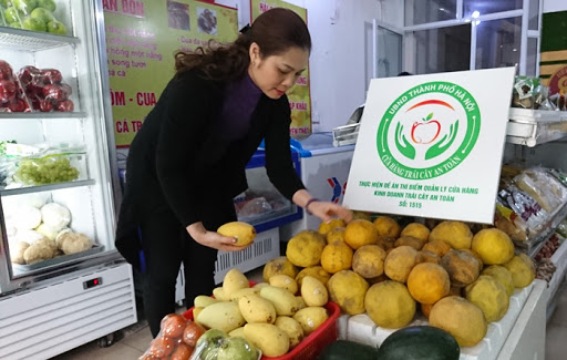 H&agrave; Nội: 100% cửa h&agrave;ng kinh doanh tr&aacute;i c&acirc;y đủ điều kiện đ&atilde; được cấp biển nhận diện