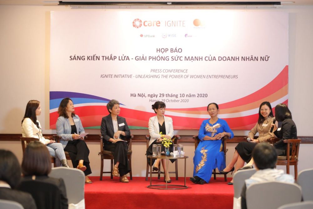 C&aacute;c đại biểu, nữ doanh nh&acirc;n Việt Nam chia sẻ kinh nghiệm v&agrave; qu&aacute; tr&igrave;nh hoạt động tại buổi họp b&aacute;o c&ocirc;ng bố S&aacute;ng kiến thắp lửa tại Việt Nam (IGNITE).