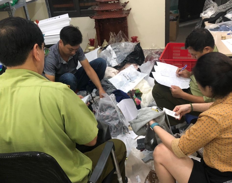 Lực lượng chức năng kiểm đếm h&agrave;ng h&oacute;a Trung Quốc bị ph&ugrave; ph&eacute;p th&agrave;nh h&agrave;ng hiệu.