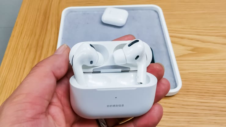Apple cho đổi miễn ph&iacute; AirPods Pro bị lỗi. Ảnh: CNBC