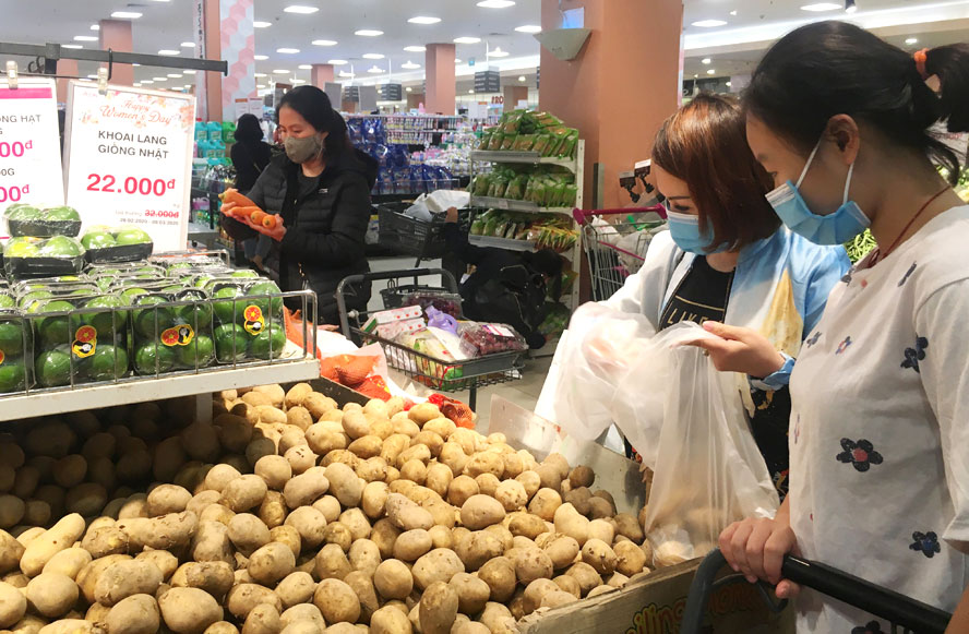 Khách hàng chọn mua nông sản tại Trung tâm AEON Mall Long Biên.
