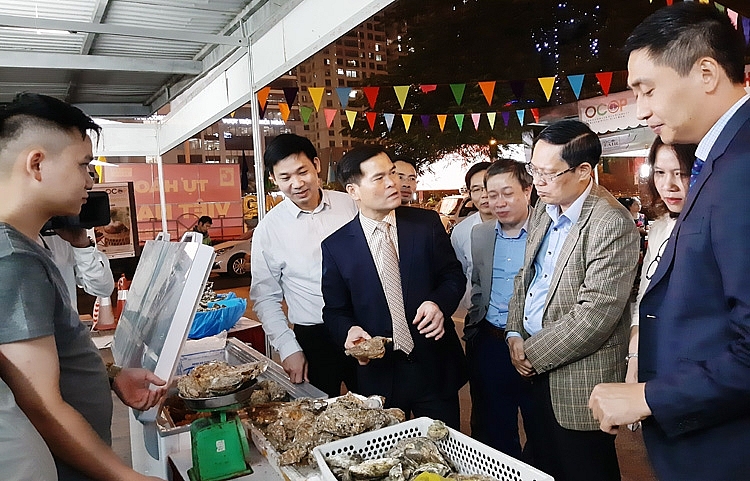 Tuần giới thiệu thủy sản v&agrave; sản phẩm OCOP Quảng Ninh năm 2020 tại H&agrave; Đ&ocirc;ng (H&agrave; Nội).
