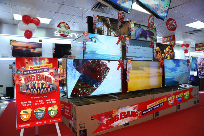 Hết chạy chương tr&igrave;nh mua 1 tặng 1, h&agrave;ng loạt TV đắt tiền lại giảm gi&aacute; tới 50%,