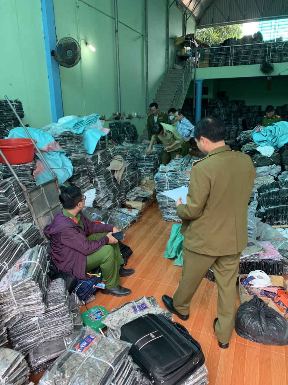 Tại thời điểm kiểm tra, cơ sở kh&ocirc;ng xuất tr&igrave;nh được c&aacute;c giấy tờ chứng minh t&iacute;nh hợp ph&aacute;p của c&aacute;c sản phẩm.