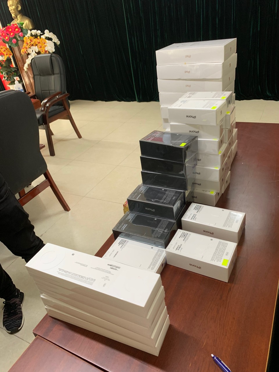 Số hang h&oacute;a nghi vấn vi phạm bị thu giữ.